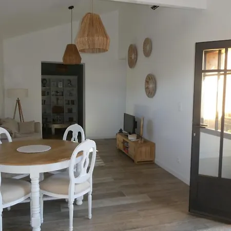 The Perfect Getaway An Intimate Retreat In A Modern House 앙데르노스레방
